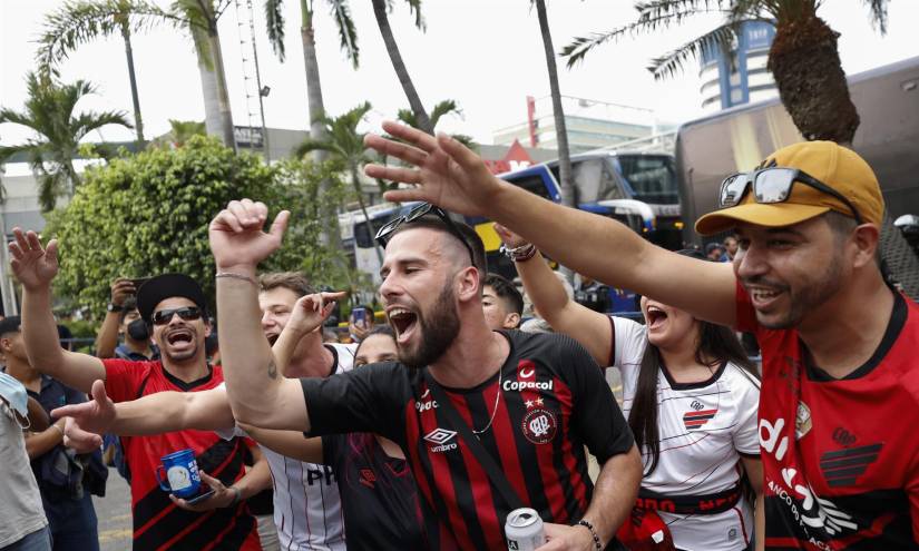 Decenas de hinchas del Paranaense celebraban con cánticos afuera del hotel, en el norte de la ciudad, donde se hospedan los futbolistas.