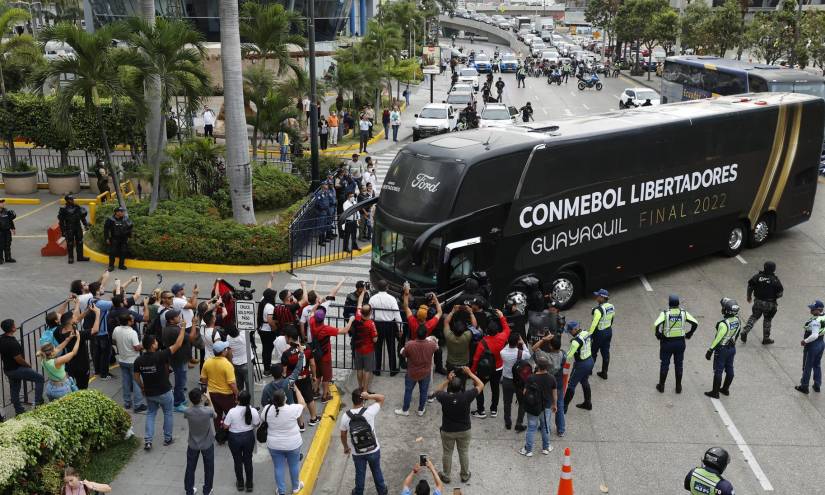Un bus llegó con los jugadores del Paranaense a un hotel del norte de Guayaquil.