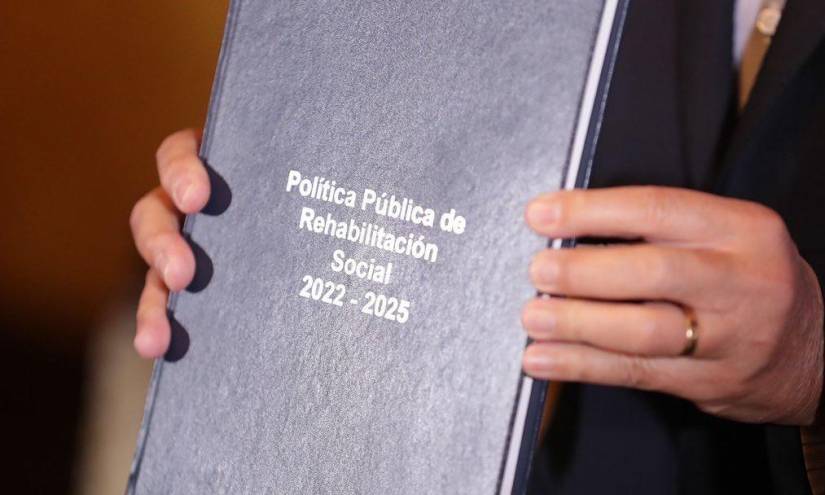 El presidente de la República muestra el documento Política Pública de Rehabilitación Social.