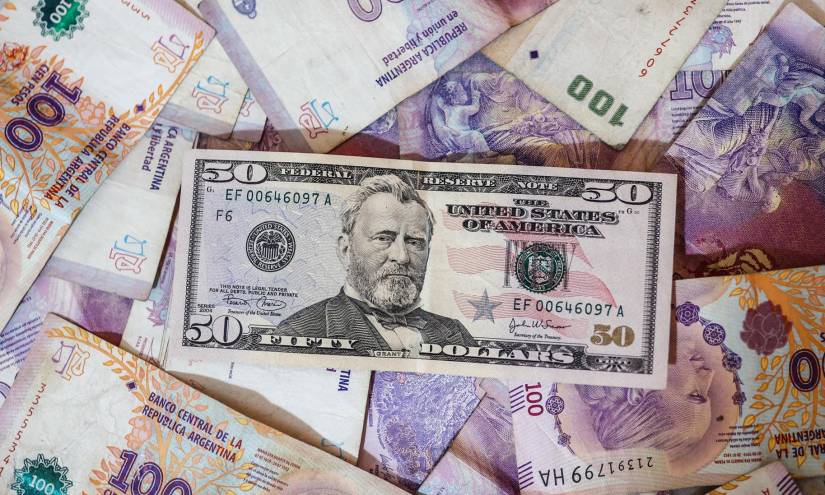 Fotografía de archivo de billetes de pesos argentinos y dólares estadounidenses.