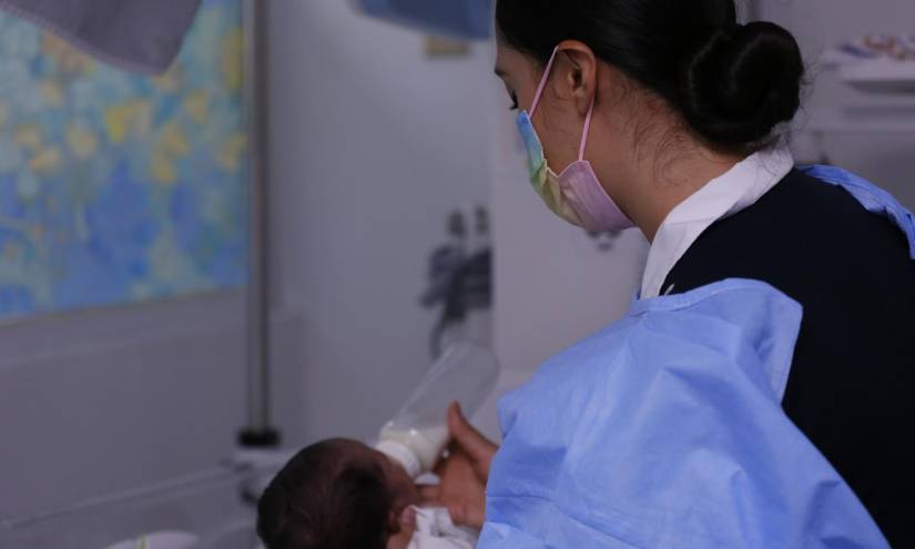 Una enfermera alimenta a un bebé con leche materna en el área de cuneros del Hospital Civil Fray Antonio Alcalde, el 30 de agosto de 2023, en la ciudad de Guadalajara, Jalisco (México).