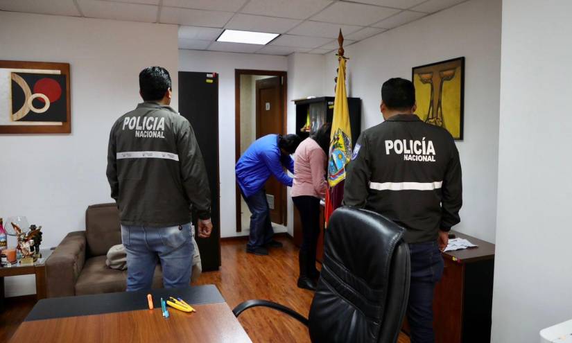 Personal de la Fiscalía y policías allanaron las oficinas de los vocales Maribel Barreno y Juan José Morillo.