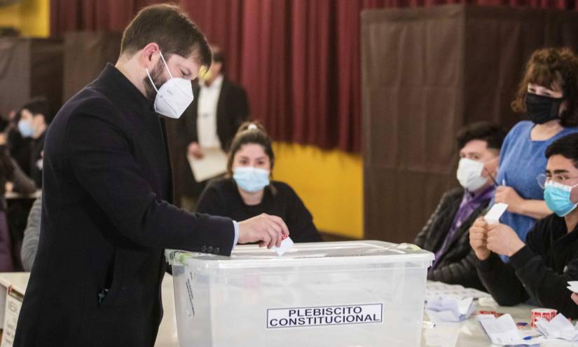 El presidente de Chile, Gabriel Boric, emite su voto durante un plebiscito en el que los chilenos deciden si aprueban o rechazan un nuevo proyecto de Constitución.