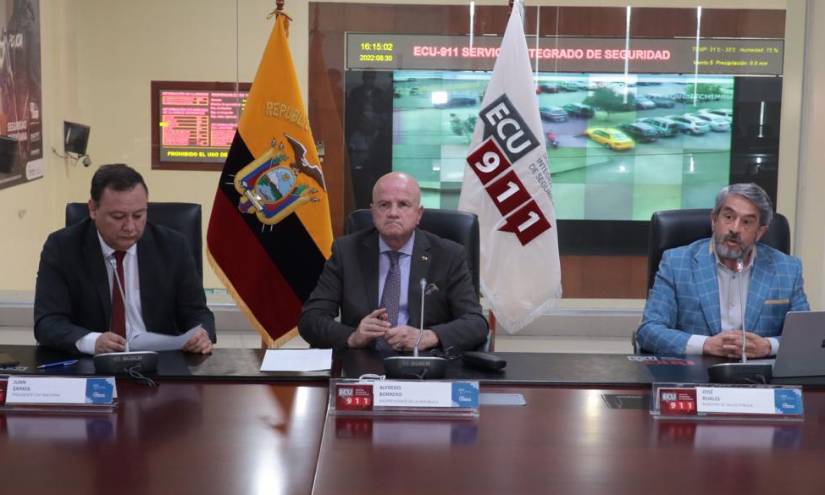 Juan Zapata, presidente del COE Nacional; Alfredo Borrero, vicepresidente de la República, y José Ruales, ministro de Salud.