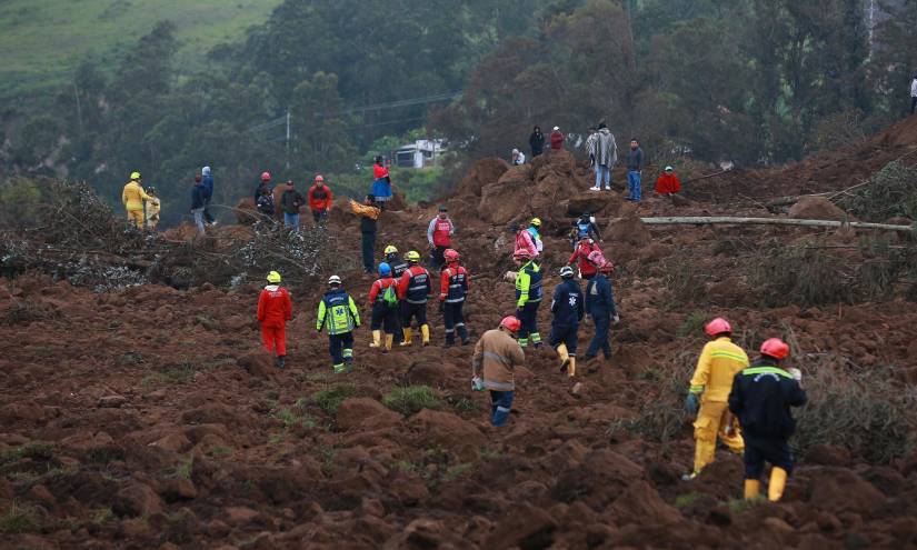 Rescatistas buscan víctimas en la zona donde hubo un deslizamiento de tierra, en Alausí.