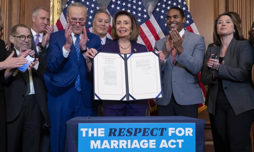 La presidenta de la Cámara de Representantes, Nancy Pelosi (c), sostiene el proyecto de ley que blinda a nivel federal el matrimonio entre personas del mismo sexo.