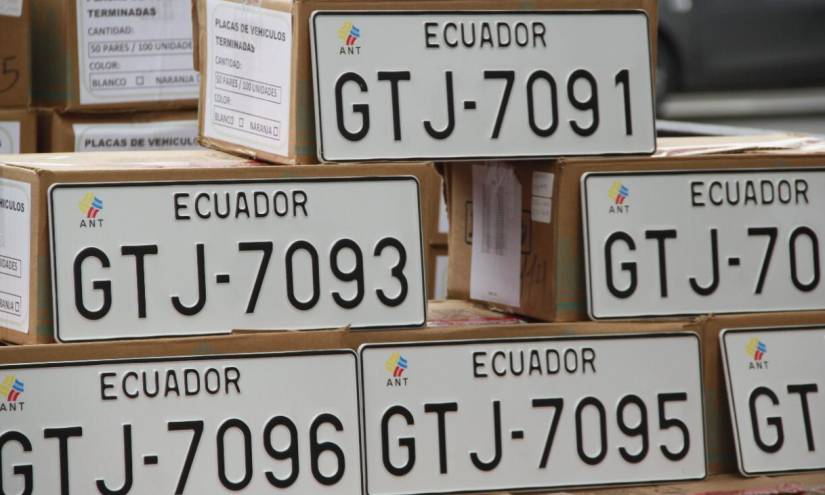 Adrián Castro, director nacional de la ANT, dijo que en todo el país van a entregar 330.000 placas.