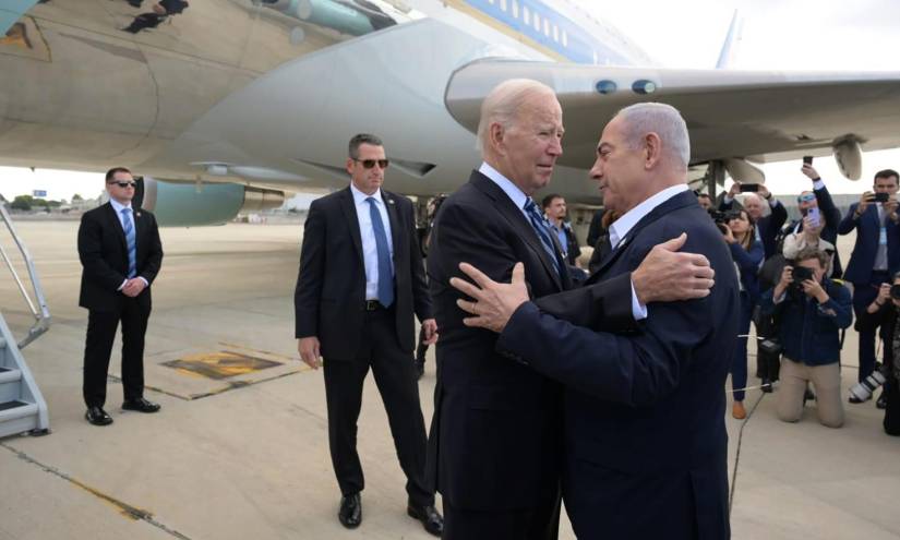 Tel Aviv (Israel), 18/10/2023.- El primer ministro israelí Benjamin Netanyahu da la bienvenida al presidente estadounidense Joe Biden en el Aeropuerto Internacional Ben-Gurion este miércoles.