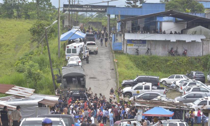 Imagen de este lunes 9 de abril. Uniformados y familiares de reos se encontraban en los exteriores de la cárcel de Santo Domingo de los Tsáchilas.