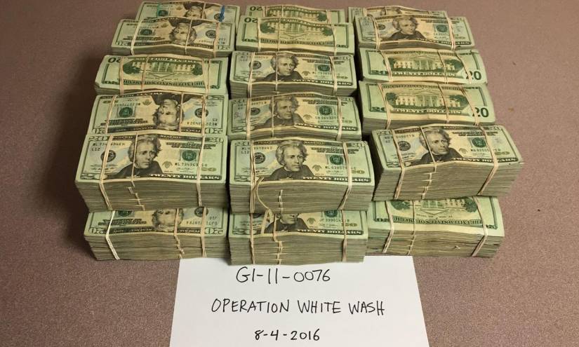 Esta foto proporcionada por la DEA muestra dólares confiscados en la Operación White Wash o Lavado Blanco, en 2016.