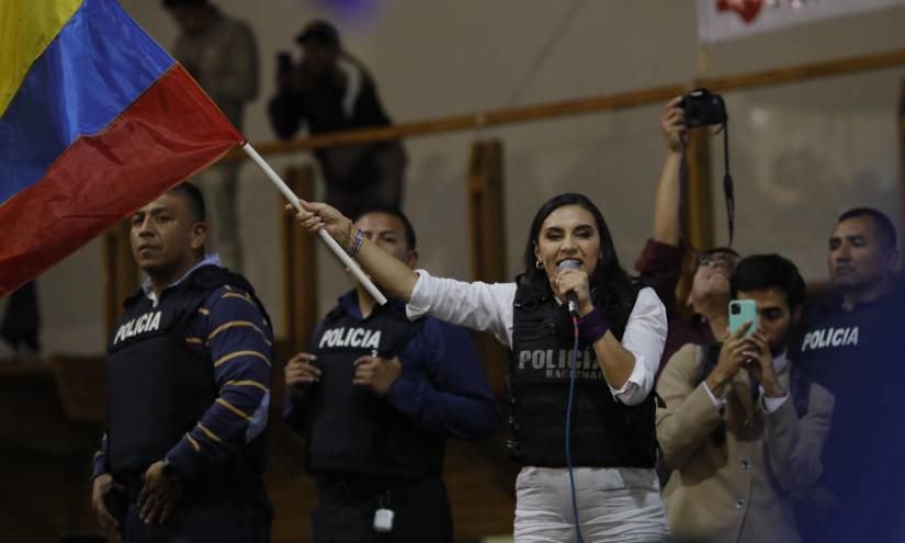La vicepresidenta electa, Verónica Abad, celebra con simpatizantes el triunfo en las elecciones presidenciales, en Quito.