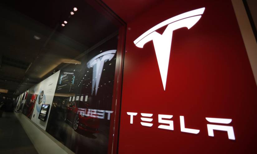 Un cartel con el logo de la empresa en la fachada de una concesionaria de Tesla en el centro comercial Cherry Creek en Denver, Estados Unidos.