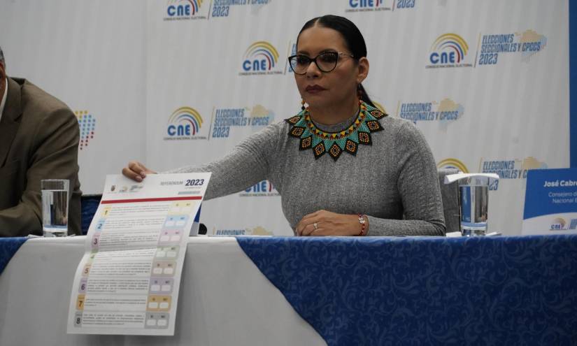 Diana Atamaint, presidenta del CNE, enseña un propotipo de la papeleta para la consulta popular.