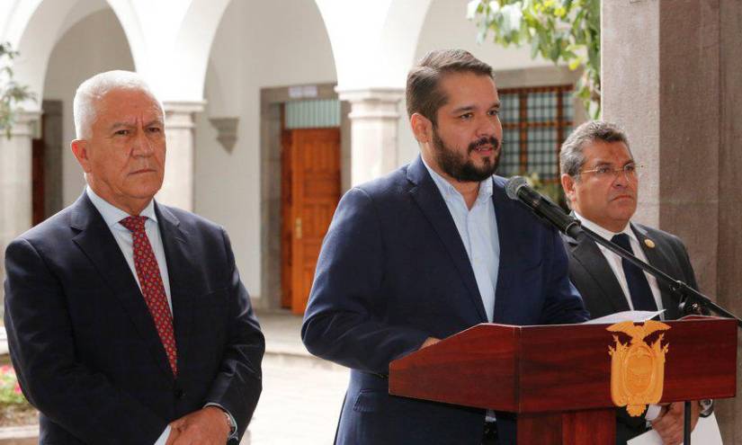 Luis Lara, ministro de Defensa; Cristian Torres, secretario de Gestión de Riesgos, y Eduardo Izaguirre, ministro de Agricultura.