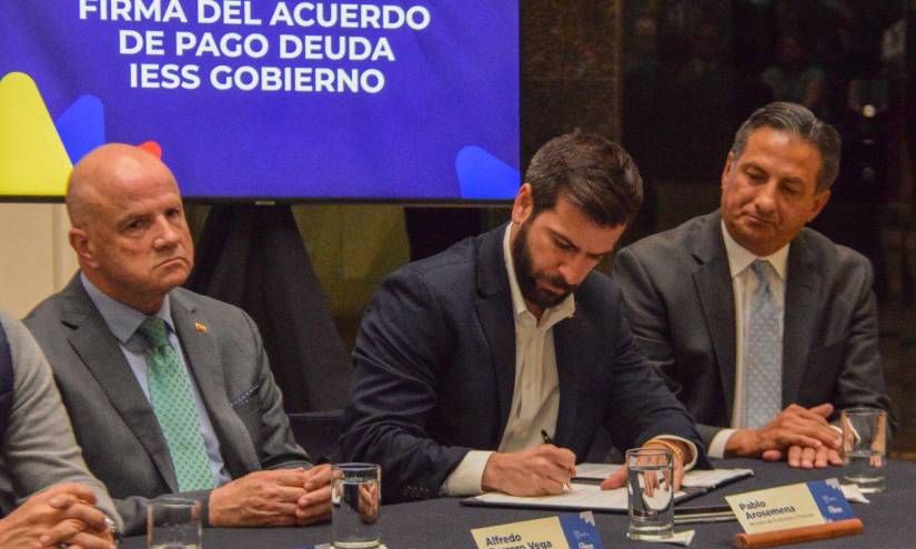 Imagen del pasado 15 de septiembre. El ministro de Economía y Finanzas, Pablo Arosemena, firma un acuerdo en el que el Gobierno se compromete a pagarle al IESS 300 millones de dólares hasta fin de año.
