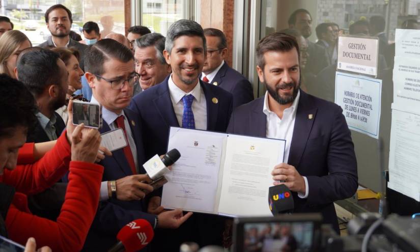 El director del Servicio de Rentas Internas (SRI), Francisco Briones, y el ministro de Economía y Finanzas, Pablo Arosemena, presentaron este jueves 11 de mayo el proyecto de ley en la Asamblea Nacional.