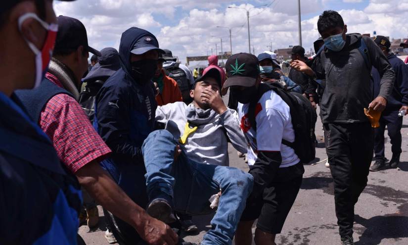 Un herido durante los enfrentamientos entre manifestantes y la policía fue registrado este lunes, 9 de enero, al ser trasladado para ser atendido, en Juliaca (Perú). EFE/Stringer