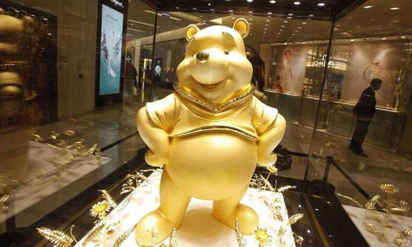 Imagen de archivo de una estatua de oro puro que representa al personaje de Disney Winnie the Pooh expuesta al público en un centro comercial en Hong Kong, en 2011