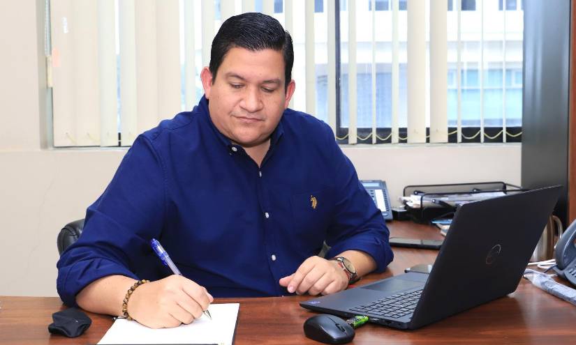 Alberto Bonard, director de Talento Humano de la Prefectura.