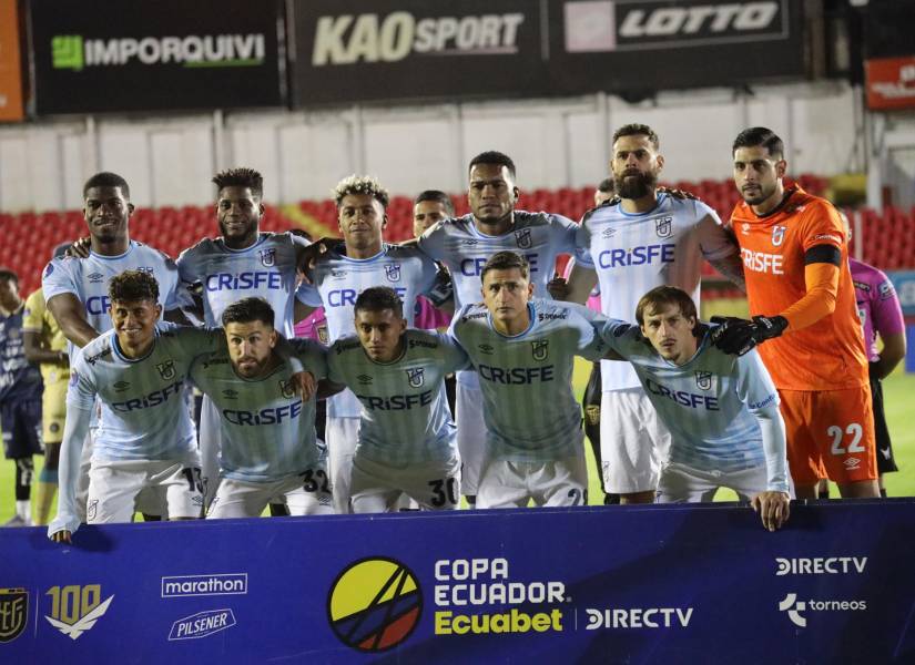 Jugadores de Universidad Católica previo al partido contra Cuenca Juniors por la semifinal de la Copa Ecuador