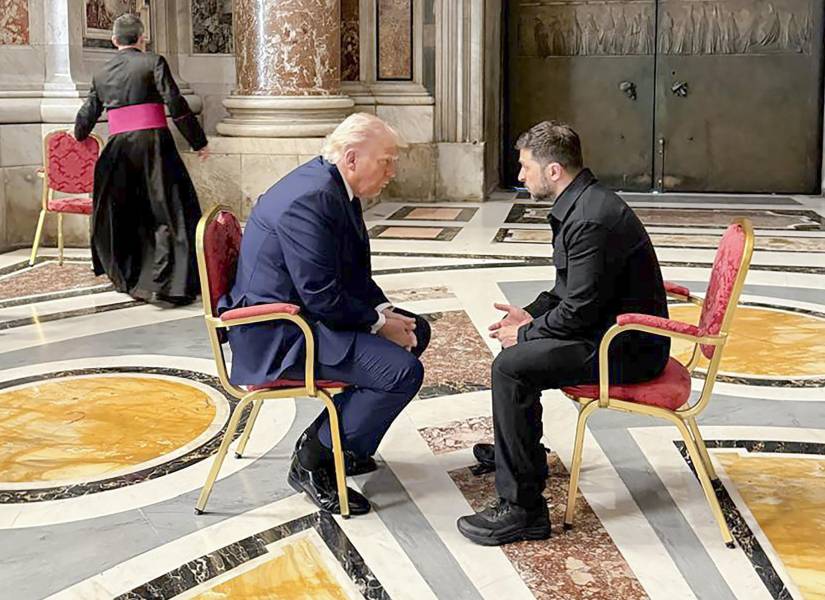 Una foto facilitada por el Servicio de Prensa Presidencial de Ucrania muestra al presidente ucraniano Volodímir Zelenski (der.) reunido con el presidente estadounidense Donald J. Trump (izq.) en la Catedral de San Pedro antes de la misa funeral del Papa Francisco en la Plaza de San Pedro en la Ciudad del Vaticano, el 26 de abril de 2025.