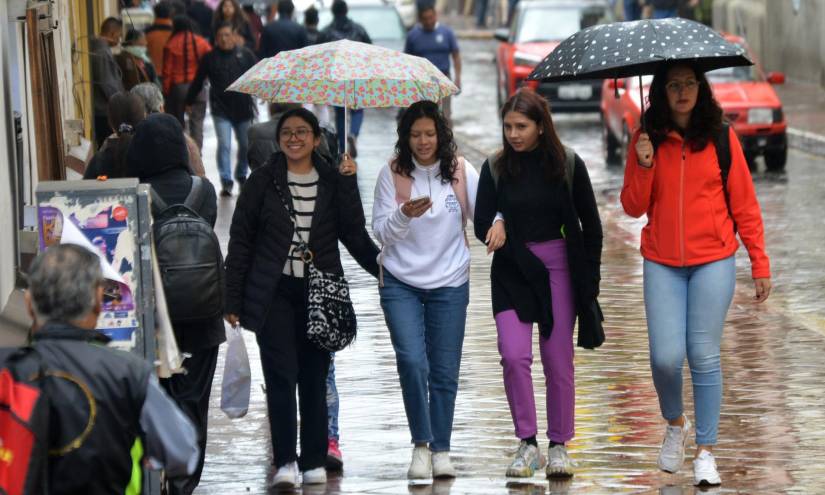 Imagen de un grupo de mujeres caminando por una acera en Cuenca. Hay 1,3 millones de mujeres afiliadas al IESS.