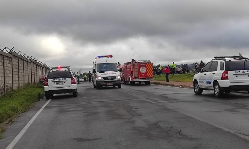 Ambulancias del Cuerpo de Bomberos de Latacunga, Cruz Roja y Ministerio de Salud atienden la emergencia.