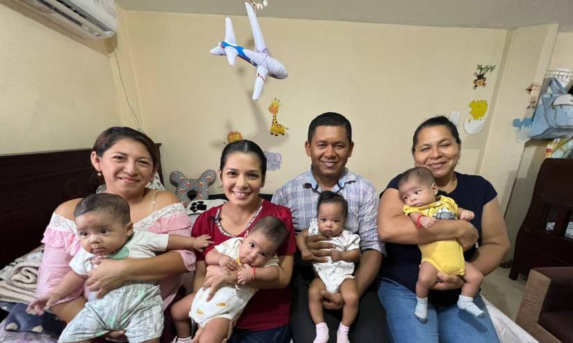 Adriana Guerrero (segunda de izquierda a derecha) dio a luz a dos varones y dos mujeres. Su esposo, Rodolfo Conteras, su suegra y demás familiares le ayudan a atender a los bebés.