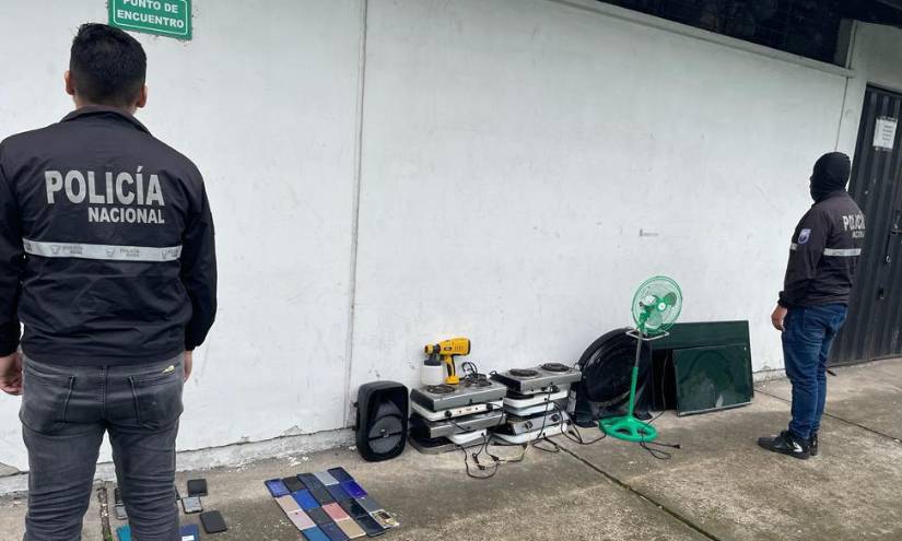 27 armas blancas, 15 celulares, dos televisores, dos parlantes, cuatro ventiladores y ocho cocinetas eléctricas también fueron descubiertos.