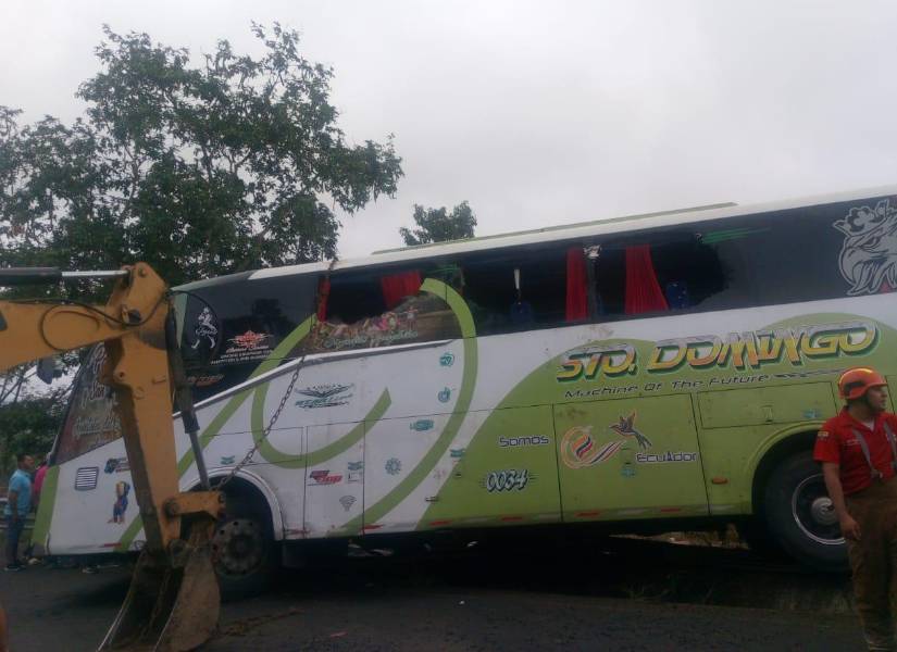 Luego de la evacuación de las víctimas, el bus fue retirado con el apoyo de una retroexcavadora