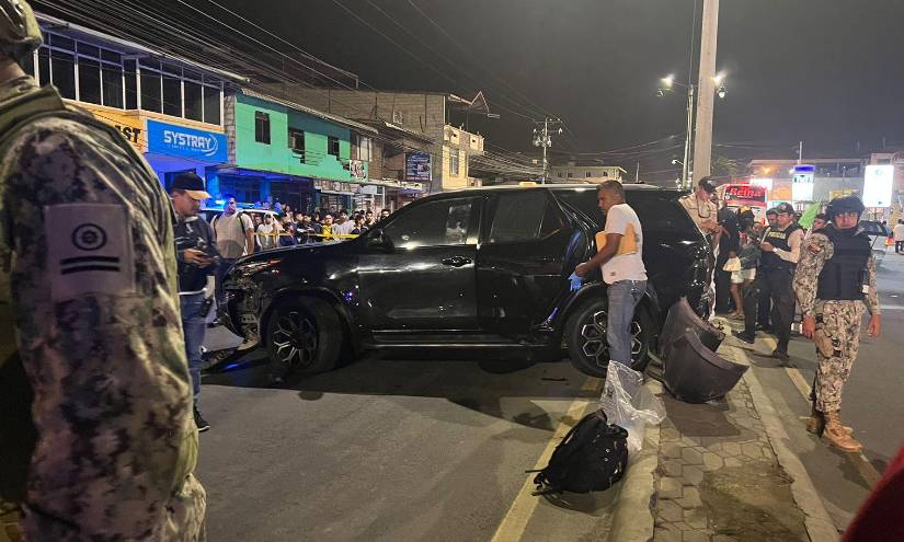 El vehículo en el que se movilizaba una de las víctimas mortales quedó parcialmente destruido.