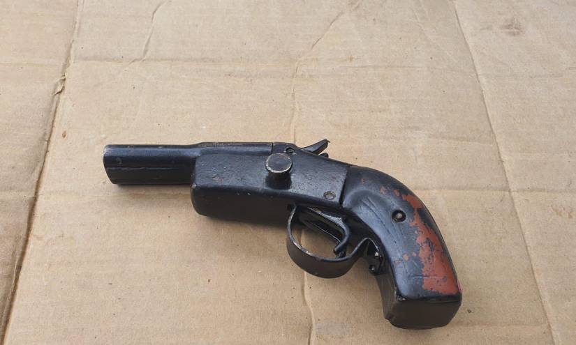 Las autoridades hallaron armas de fuego en poder de los detenidos.