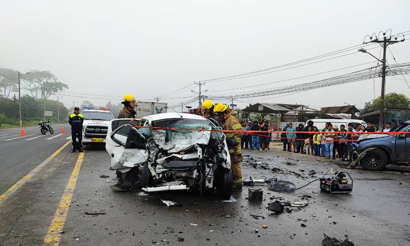 El carro en el que se transportaba Intriago quedó totalmente destruido.