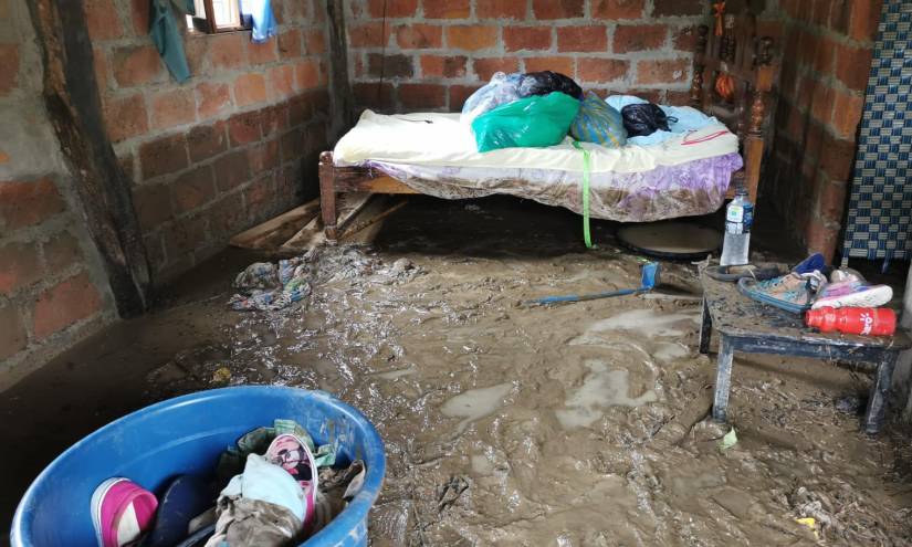 Agua y lodo han ingresado a las casas de una decena de familias.