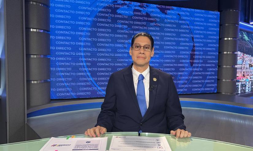 César Martín, ministro de Telecomunicaciones.