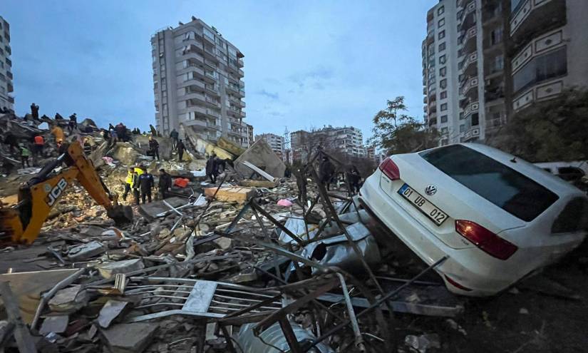 Cuadrillas de socorristas buscan entre los escombros de un edificio a sobrevivientes tras un sismo, en Adana, Turquía, este lunes 6 de febrero.