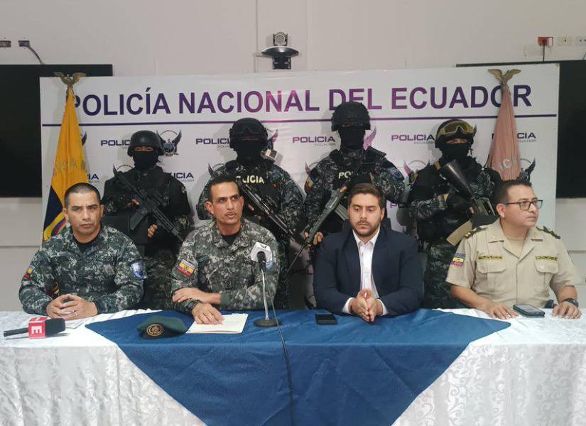 De izquierda a derecha, Pablo Dávila, comandante de la Policía en la Zona 8; Víctor Zárate, comandante general de la Policía Nacional; Vicente Ahuad, gobernador del Guayas, y Luis Cano, jefe de la Unase.