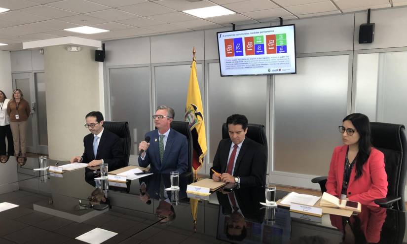 Autoridades del Ministerio de Economía y Finanzas ofrecieron este lunes 15 de enero una rueda de prensa en Quito.