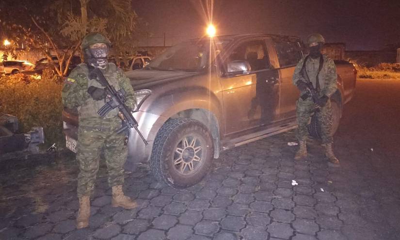 Una camioneta y un automóvil que estaban reportados como robados también fueron aprehendidos.