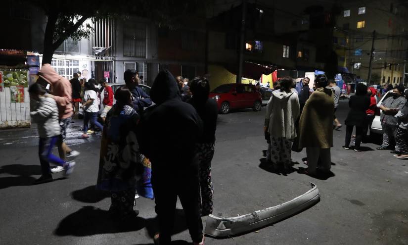 Personas permanecían en las calles después de registrarse un sismo la madrugada de este jueves en la Ciudad de México (México).