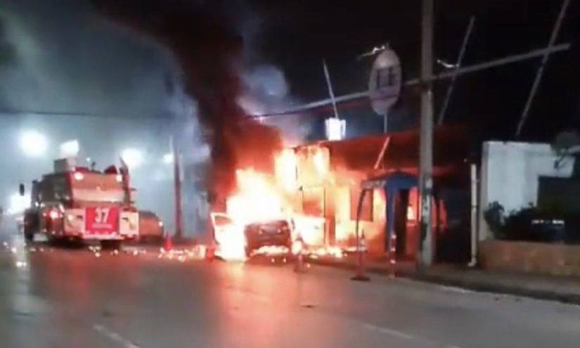 Alrededor de las 20:00 de este jueves 9 de noviembre el Cuerpo de Bomberos de Guayaquil informó que había controlado las llamas provocadas por la explosión.