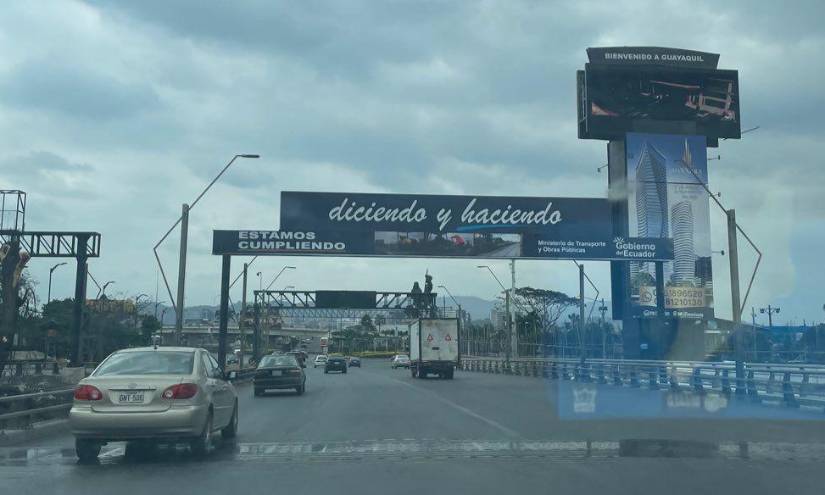 Quienes transitan por el puente destacan un gran letrero que hay al ingreso del Puerto Principal: Diciendo y haciendo.