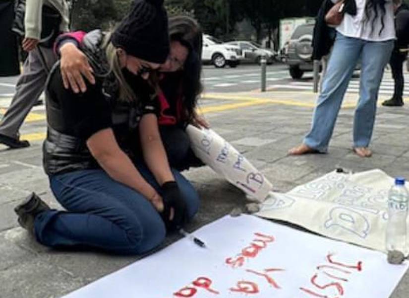 La mujer protagonizó protestas, incluso desangrándose, afuera de la Fiscalía en Quito.