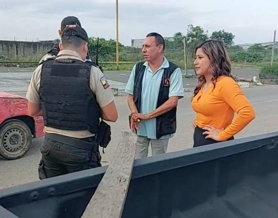 La periodista Vanessa Robles y el camarógrafo Eddy Robalino relataron lo sucedido a la policía.