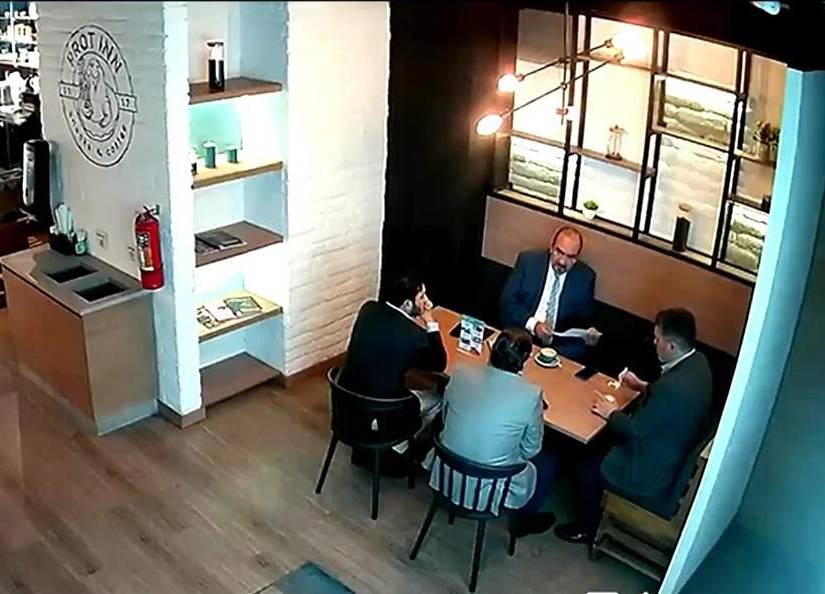 Imagen de los cuatro involucrados en la reunión que pretendía boicotear el concurso de seguros de Petroecuador.