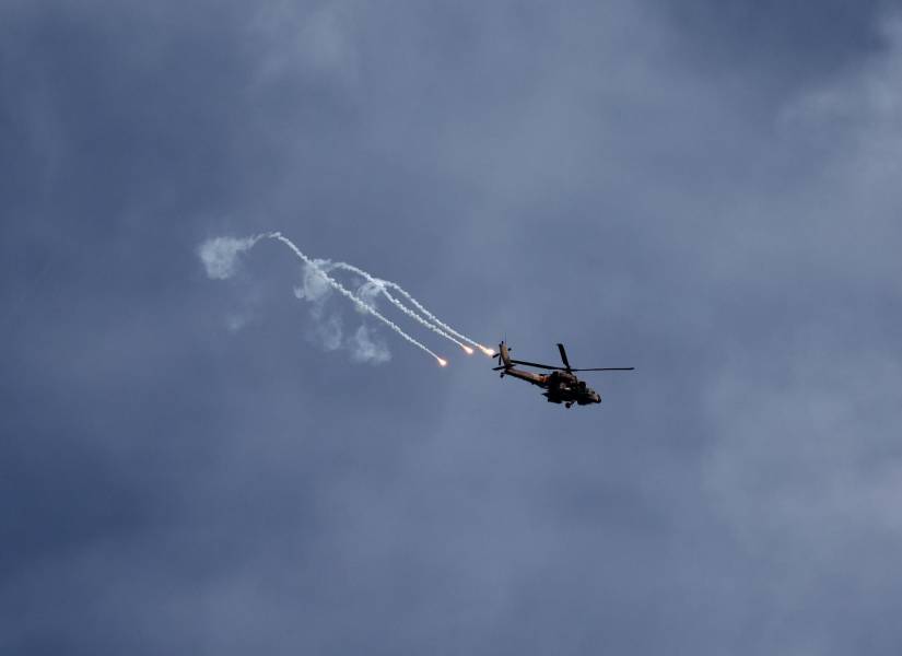 Un helicóptero bombardea territorio en Gaza visto desde la localidad de Nahal Oz en Israel.