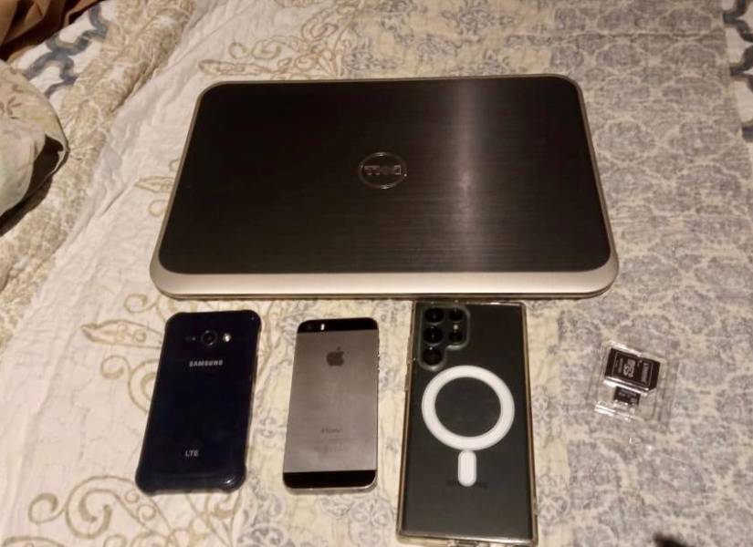 Agentes de la FGE confiscaron computadoras, celulares, tarjetas de memoria y documentos.