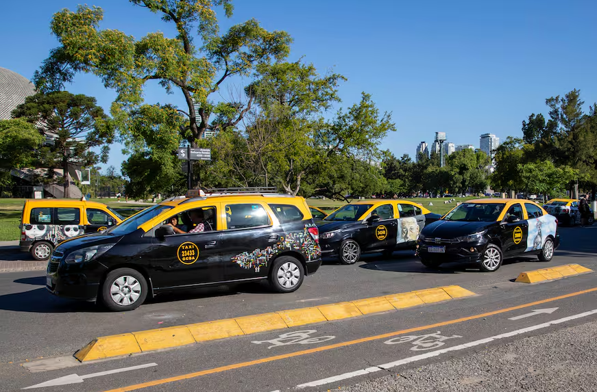 Los taxis de Buenos Aires se tiñen de arte para promover la seguridad vial