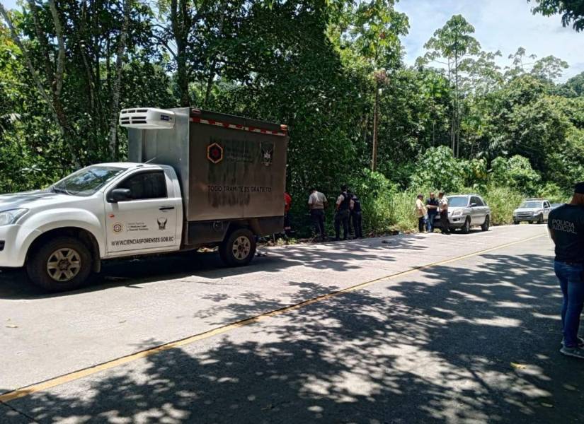 Un carro de Medicina Lega llega a recoger los cuerpos en la vía Ayampe-Santa Elena.