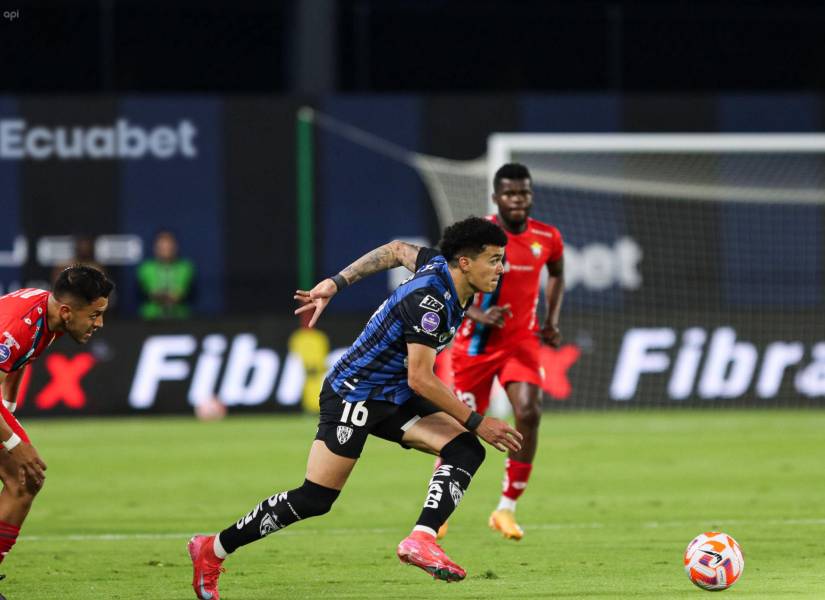 Ronald Briones, jugador de Independiente del Valle, conduce el balón contra El Nacional por la fecha 23 de la LigaPro